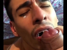 Mi vecino estaba caliente y me acabo en la cara.