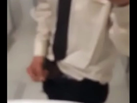 Paja en el baño del trabajo