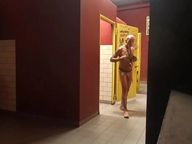 Surpris durant une exhib dans des chiottes d'autoroute