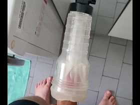 Ragazzo gay scopa la sua flashlight fino a venire