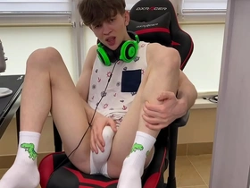 Gamer jerking his 9 inch dick / use 2 hands / big cum / monster cock/