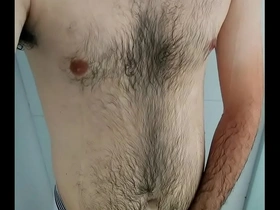 Tomando banho de cueca branca e pau marcado