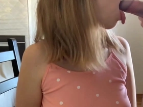 Novinha gostosa gemendo com os peitos lindos de fora enquanto seu colega da faculdade mete na sua buceta com