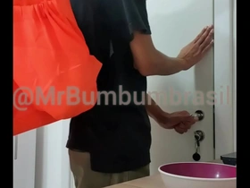 Recebendo o entregador usando fio dental ( completo no red ou subscrição)