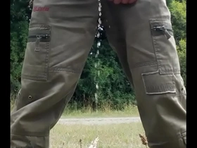 Je pisse et me caresse la bite en exterieur