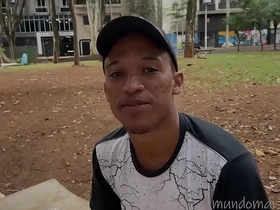 Hetero aceita fazer pornô gay por dinheiro