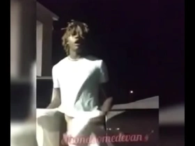 Handsomedevan flashes his dick to everyone in the parking lot