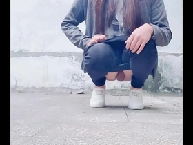 【伪娘婷婷】中午就发骚女装出门，野外直接放尿