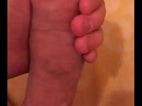 Школьник дрочит свой толстенный член